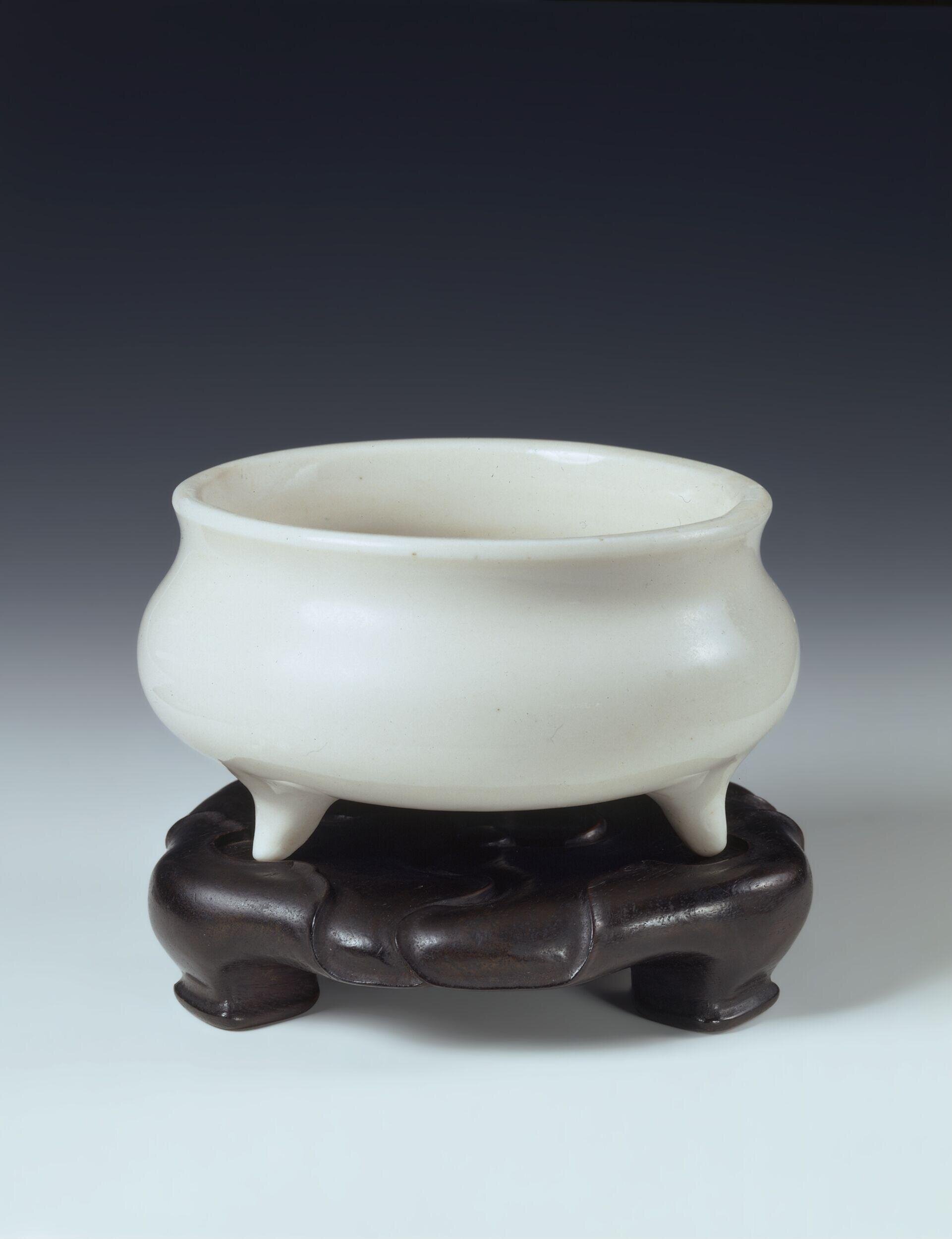 Dehua white porcelain censer, white-glazed porcelain, 16th to 17th century. Victoria and Albert Museum, O126198. Blanc de Chine