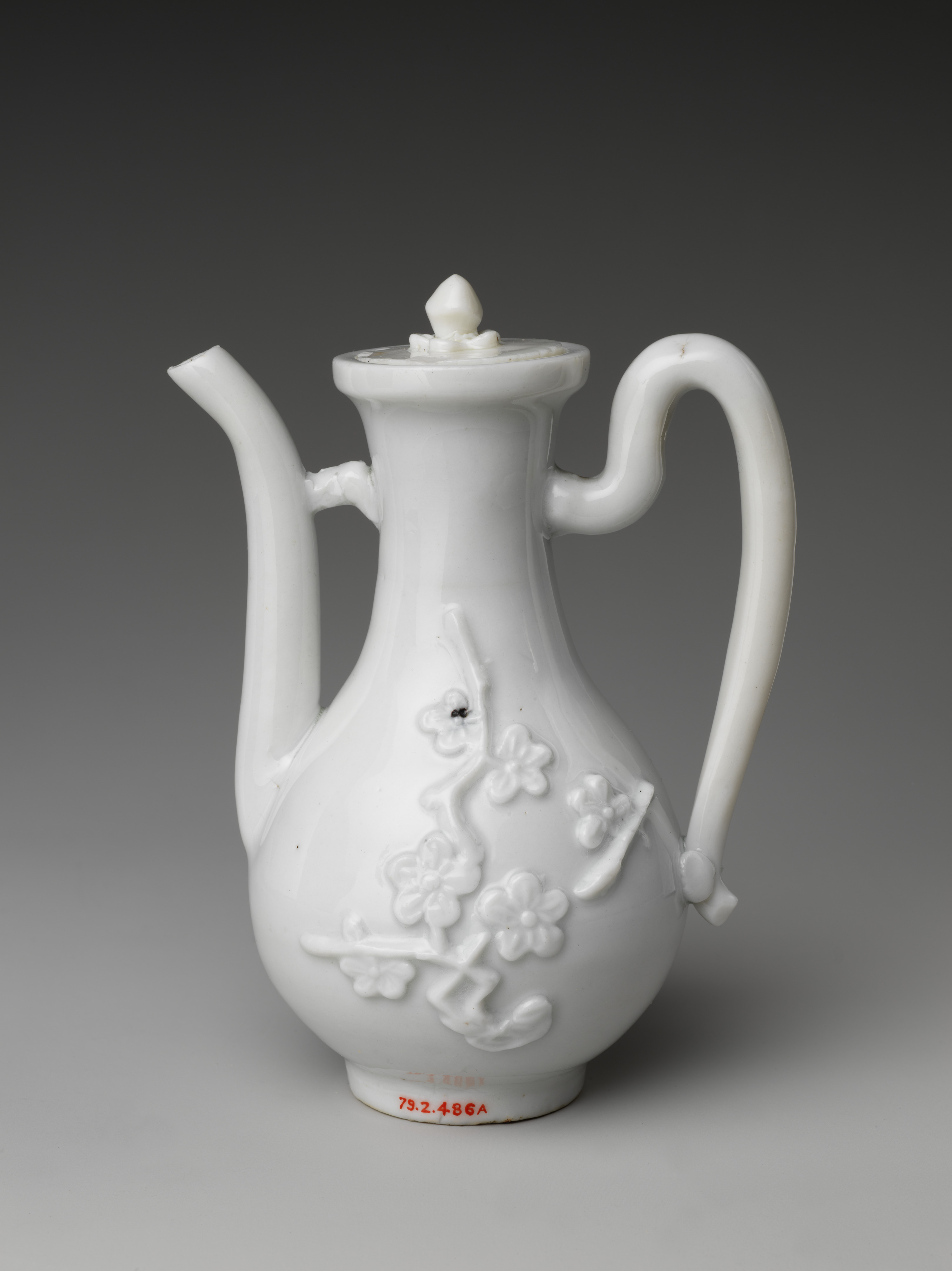 Dehua white porcelain covered ewer, white-glazed porcelain, early 18th century. The Metropolitan Museum of Art, 79.2.486a,b. Blanc de Chine