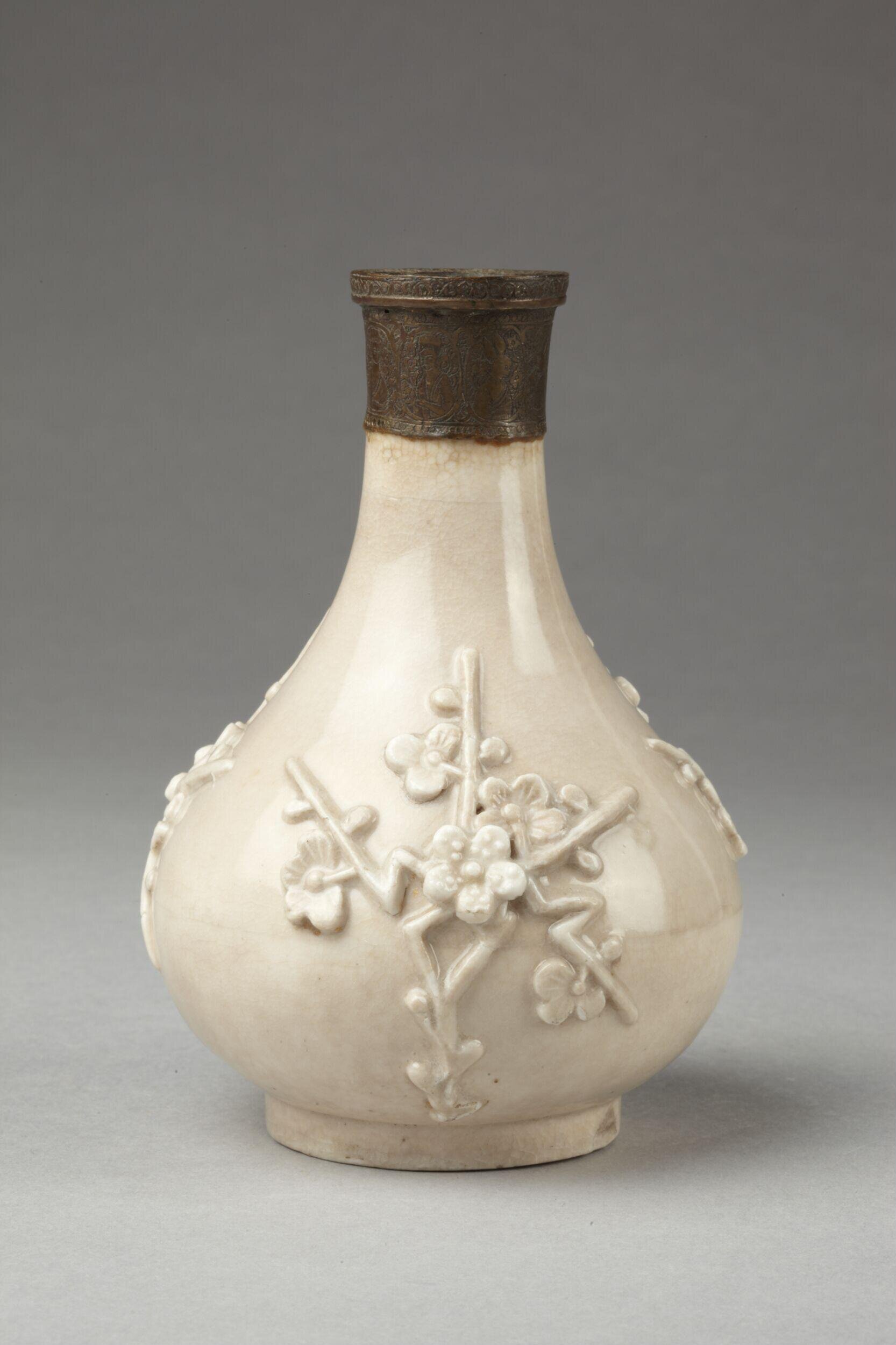 Dehua white porcelain prunus vase with Iranian brass lid, c. 1620–1720, Victoria and Albert Museum 1649-1876, Blanc de Chine cross-cultural adaptation