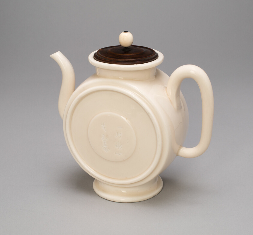 Flattened Teapot (Bianhu), Dehua ware (blanc de chine); porcelain, Qing dynasty, mid-17th century, H. 13 cm, Art Institute of Chicago, 1924.380, Blanc de Chine