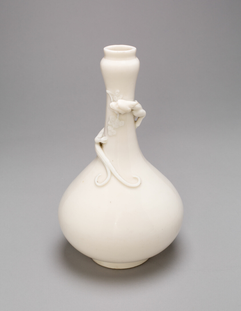 Bottle-Shaped Vase with a Lizard, Dehua ware (blanc de chine); porcelain, Ming or Qing dynasty, c. late 17th–18th century, H. 20.1 cm, Art Institute of Chicago, 1964.851, Blanc de Chine