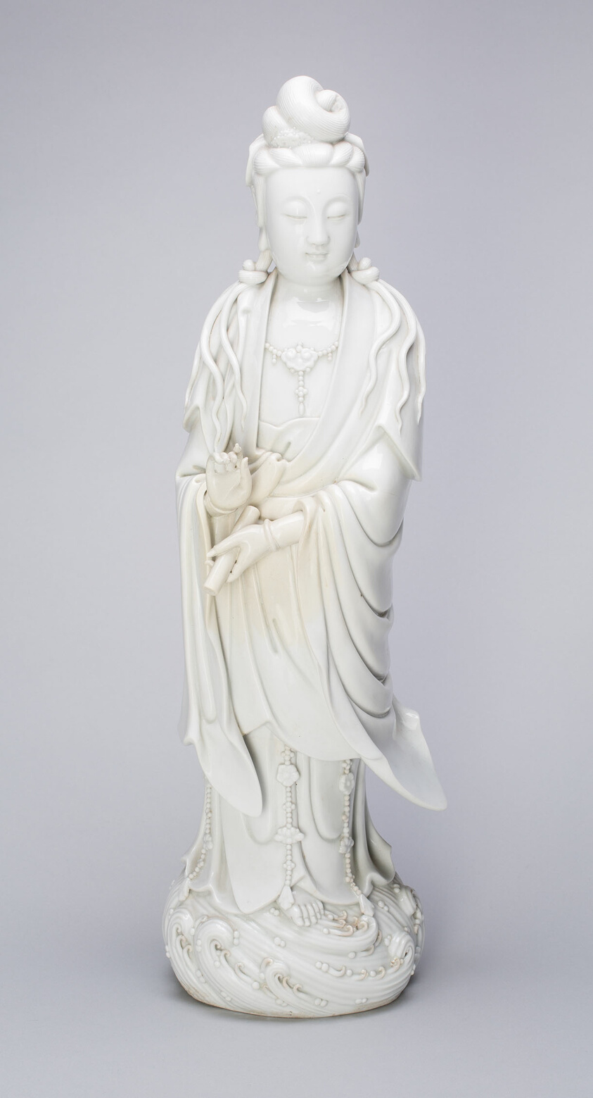 Standing Guanyin, Dehua ware (blanc de chine); porcelain, Qing dynasty, 17th–18th century, H. 46.2 cm, Art Institute of Chicago, 1980.76, Blanc de Chine