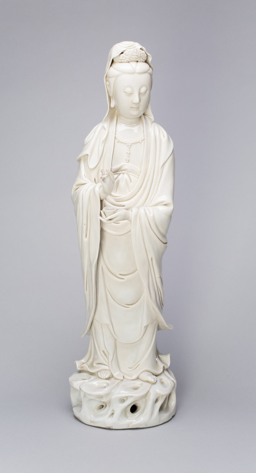 Standing Guanyin, Dehua ware (blanc de chine); porcelain, Qing dynasty, 18th century, H. 45.1 cm, Art Institute of Chicago, 1926.1578, Blanc de Chine