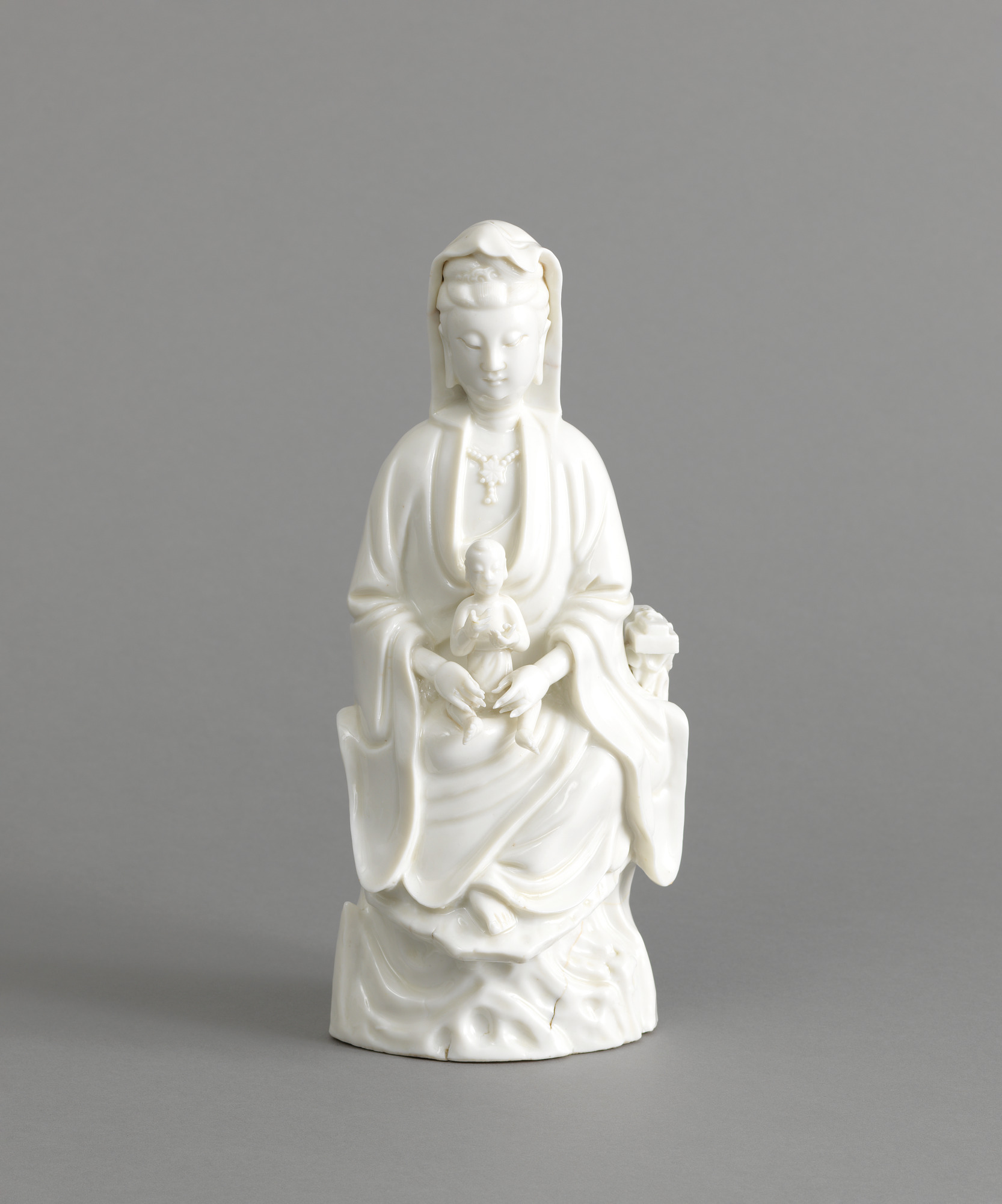 Child-Giving Guanyin, Porcelain (Blanc de Chine), Mid-17th to early 18th century, H. 31 cm, Cooper Hewitt, Smithsonian Design Museum, 1927-5-45, Blanc de Chine