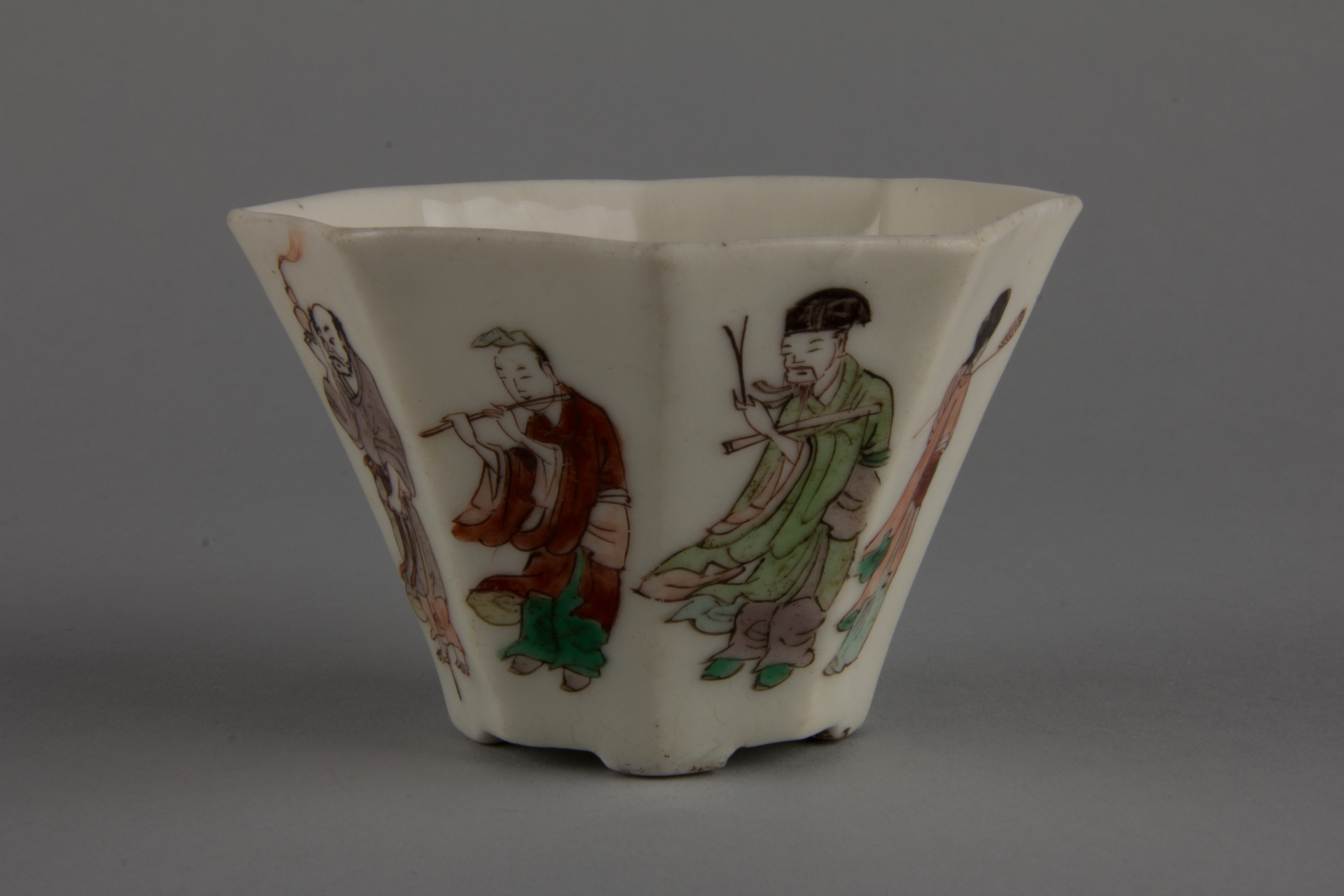 八角杯(八仙纹),德化白瓷釉上彩(中国白),17世纪,高7cm,大都会艺术博物馆,17.118.14,中国白(Blanc de Chine)