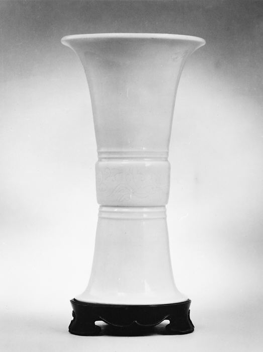 觚形瓶（暗刻花卉纹），德化白瓷暗刻花纹（中国白），18世纪，大都会艺术博物馆，1974.356.90，中国白（Blanc de Chine）