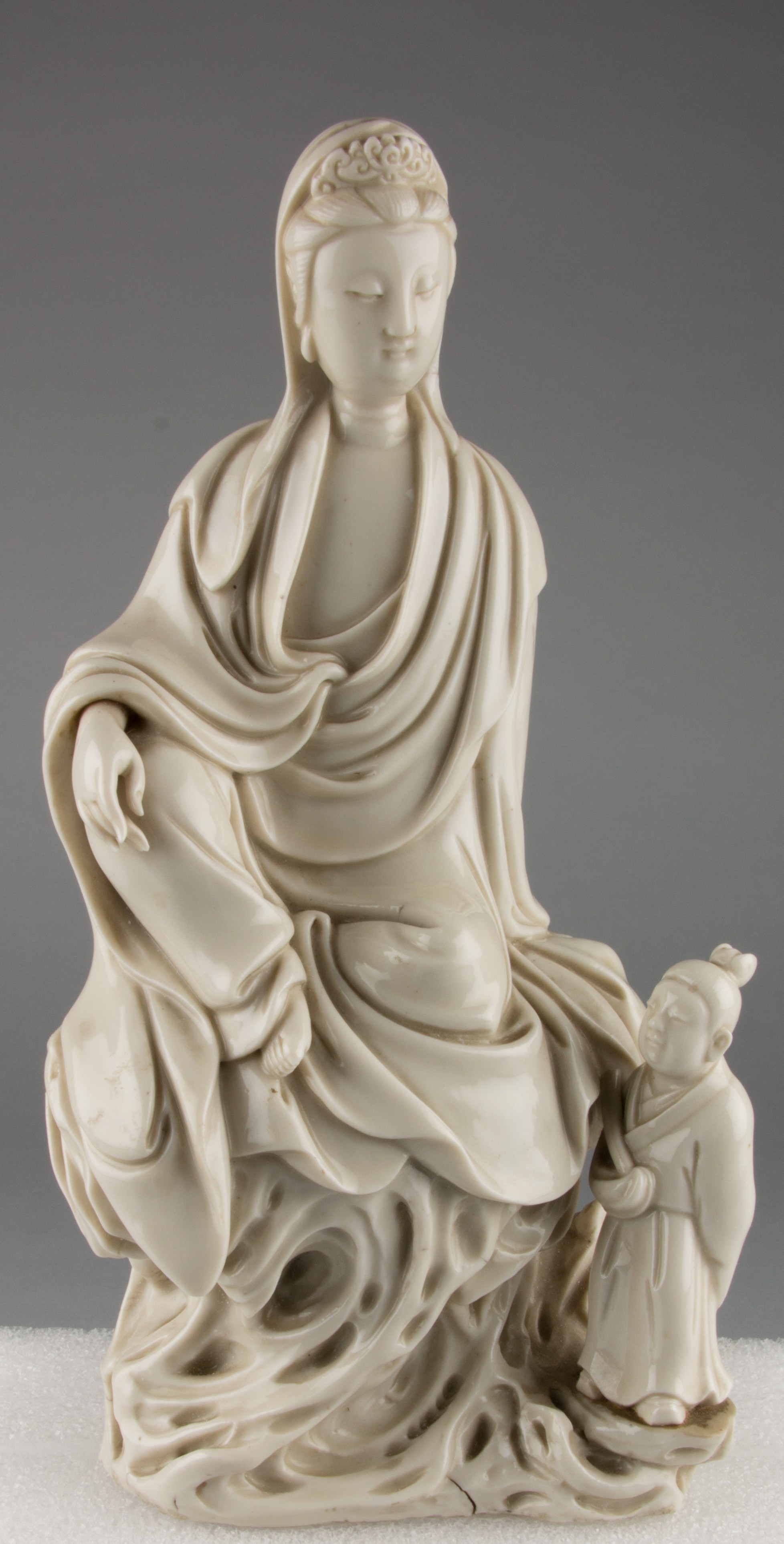 Seated Bodhisattva Guanyin with an Attendant, Porcelain with ivory glaze (Dehua ware), 18th century, H. 23.8 cm, The Metropolitan Museum of Art, 64.166.4, Blanc de Chine