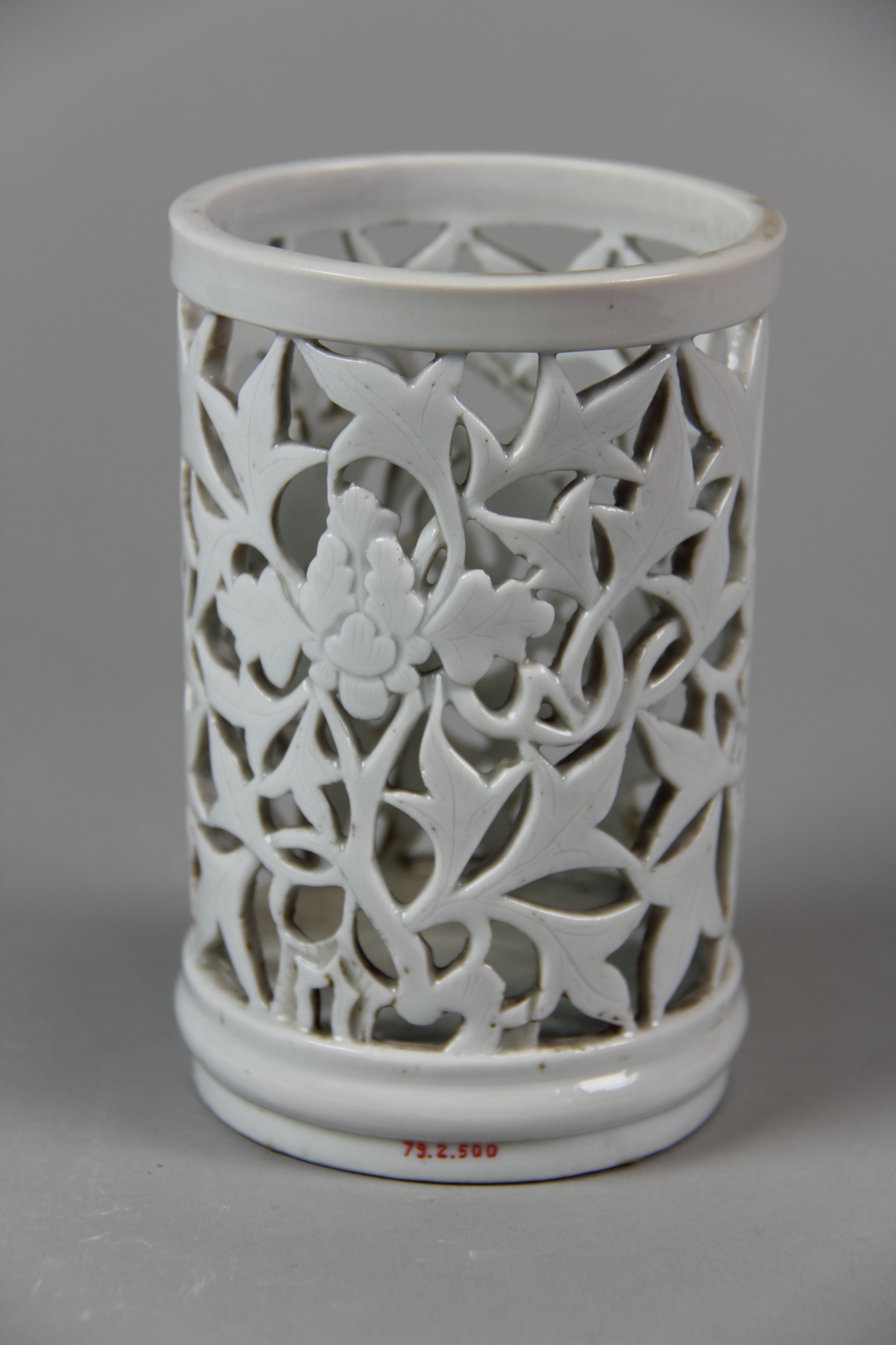 Brushpot, Porcelain with low-relief decoration under clear glaze, Dehua ware (blanc de chine), 18th century, H. 14 cm, The Metropolitan Museum of Art, 79.2.500, Blanc de Chine