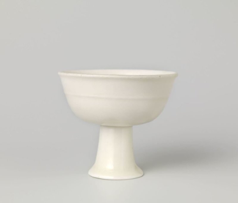 Stem cup on high, splayed foot, Blanc de Chine porcelain, c. 1625–1675 (late Ming–early Qing), H. 10.8 cm, Rijksmuseum, AK-MAK-561, Blanc de Chine
