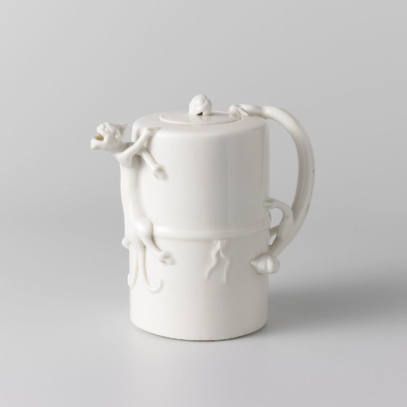 Pitcher with small dragons (wine ewer), Blanc de Chine porcelain, c. 1650–1699 (early Qing), H. 15.3 cm, Rijksmuseum, AK-MAK-570, Blanc de Chine