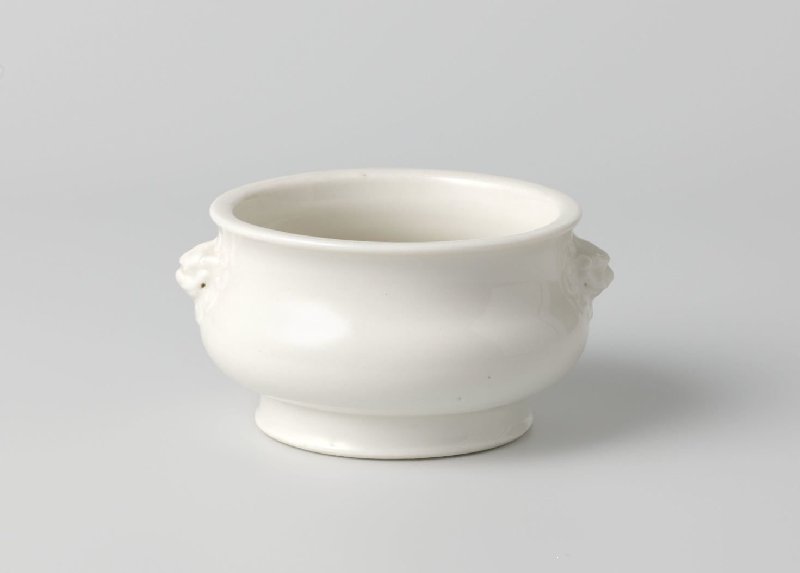 Incense-burner with lion-head handles, Blanc de Chine porcelain, c. 1650–1699 (early Qing), H. 7.5 cm, Rijksmuseum, AK-MAK-623, Blanc de Chine