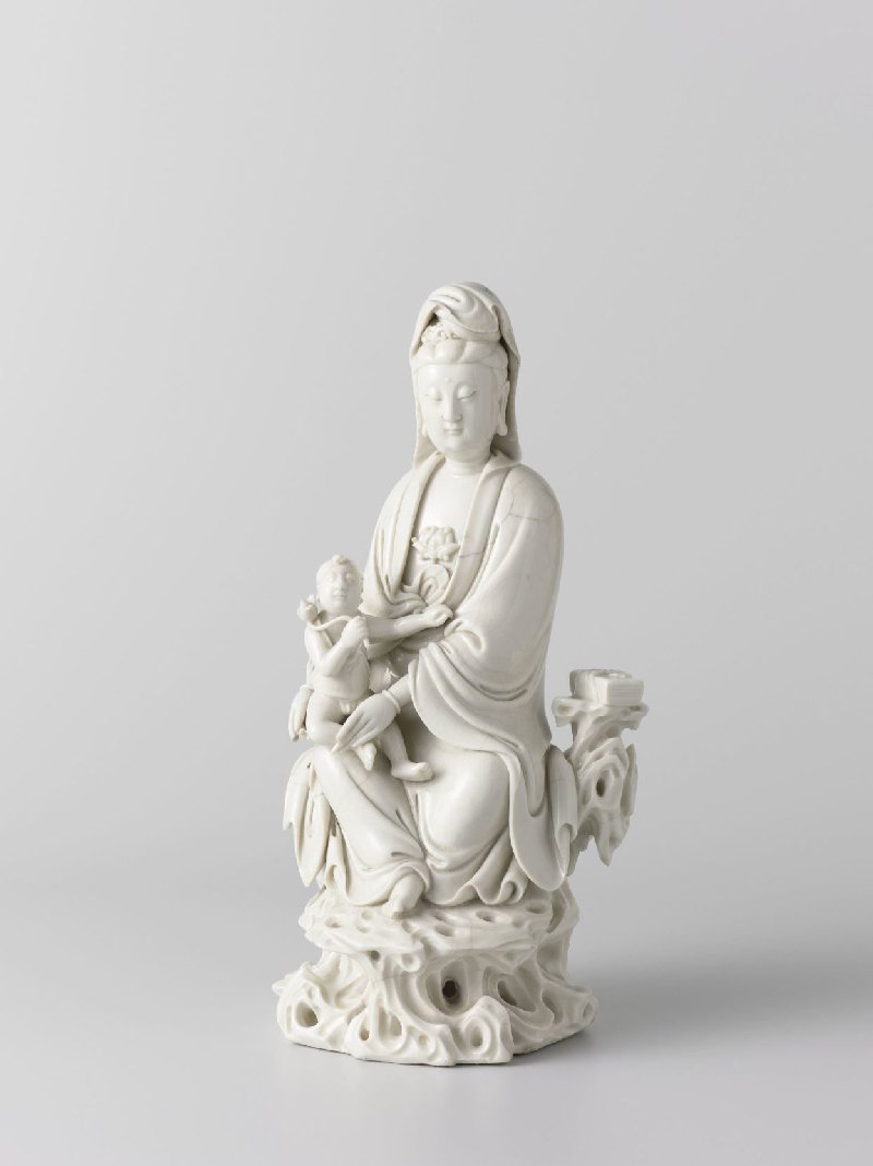 Guanyin (seated with child), Blanc de Chine porcelain, c. 1750–1800 (Qing, Qianlong), H. 27.8 cm, Rijksmuseum, AK-MAK-658, Blanc de Chine