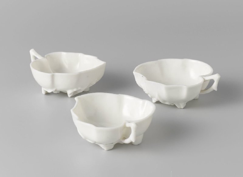 Brush washer in the shape of a leaf, Blanc de Chine, cream-coloured glaze, c. 1700–1799 (Qing, 18th century), H. 2.7 cm, Rijksmuseum, AK-NM-6534-A, Blanc de Chine