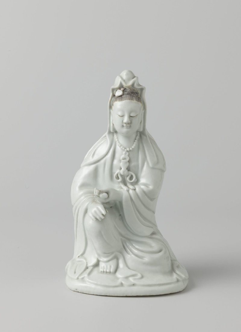 Seated Guanyin, Blanc de Chine, gray-white glaze, c. 1800–1899 (Qing, 19th century), H. 23.5 cm, Rijksmuseum, AK-NM-6548, Blanc de Chine