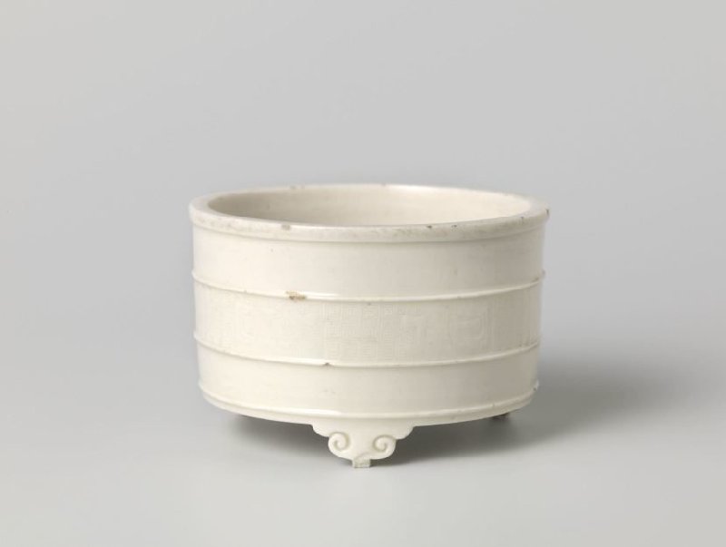 Incense burner with incised geometric pattern and three ruyi-shaped feet, Blanc de Chine porcelain, c. 1625–1675 (late Ming–early Qing), H. 7.3 cm, Rijksmuseum, AK-RBK-15950, Blanc de Chine