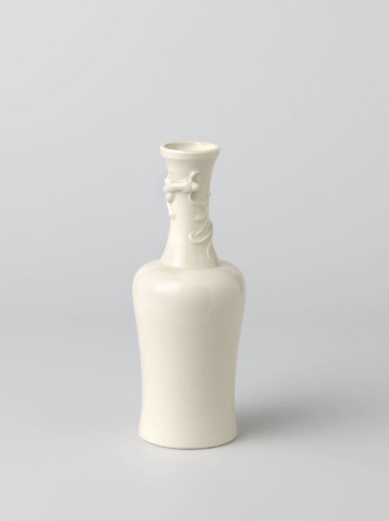 Vase with small dragon (chilong), Blanc de Chine porcelain, c. 1650–1699 (early Qing), H. 21 cm, Rijksmuseum, AK-RBK-15957, Blanc de Chine