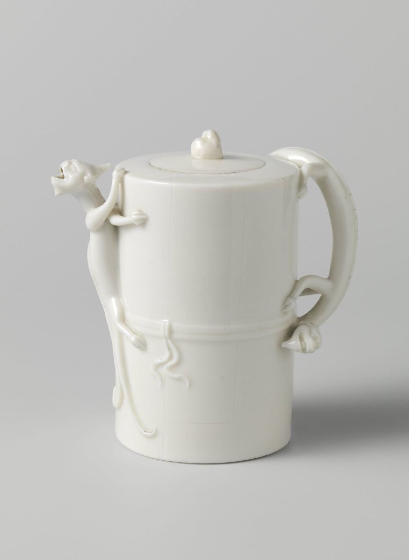 Cylindrical wine ewer with dragon-shaped spout and handle, Blanc de Chine porcelain, c. 1662–1699 (Qing, Kangxi), H. 15.3 cm, Rijksmuseum, AK-RBK-15959, Blanc de Chine