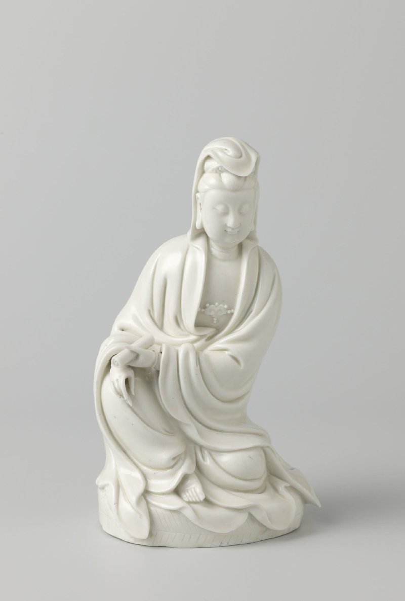 Figure of a seated Guanyin holding a scroll, Blanc de Chine porcelain, c. 1675–1724 (Qing, Kangxi), H. 25.6 cm, Rijksmuseum, AK-RBK-15962, Blanc de Chine