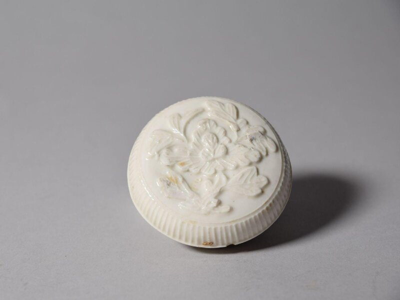 Box and Lid with Peony, Porcelain with applied reliefs under white glaze, Wanli period (1573–1620), H. 3.2 cm, Victoria and Albert Museum, C.352&A-1921, Blanc de Chine