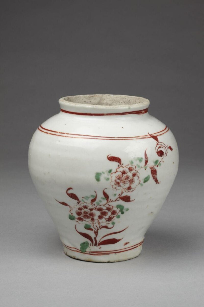 Jar with Red and Green Enamel Flowers, Porcelain painted in coloured enamels, Ming dynasty (1550–1650), H. 16.5 cm, Victoria and Albert Museum, C.353-1921, Blanc de Chine