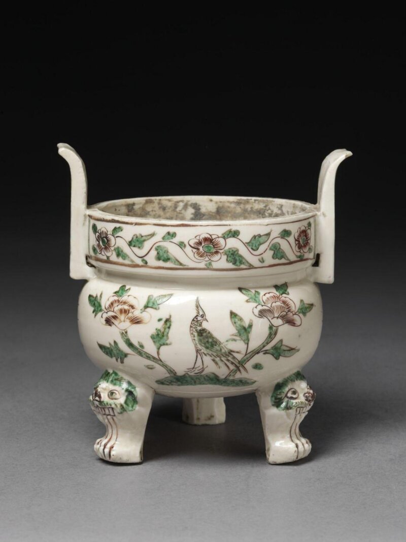 Incense Burner in Ding Form with Enamels, Porcelain painted in overglaze enamels, 1600–1650, H. 16.3 cm, Victoria and Albert Museum, C.861-1936, Blanc de Chine