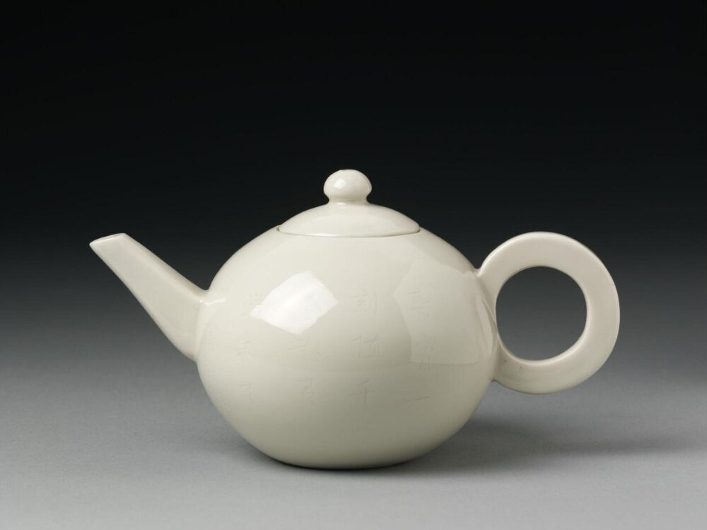 Teapot and Lid, Porcelain, Dehua ware (blanc de chine), ca. 1650–1700, H. 11 cm, Victoria and Albert Museum, CIRC.62-1931, Blanc de Chine