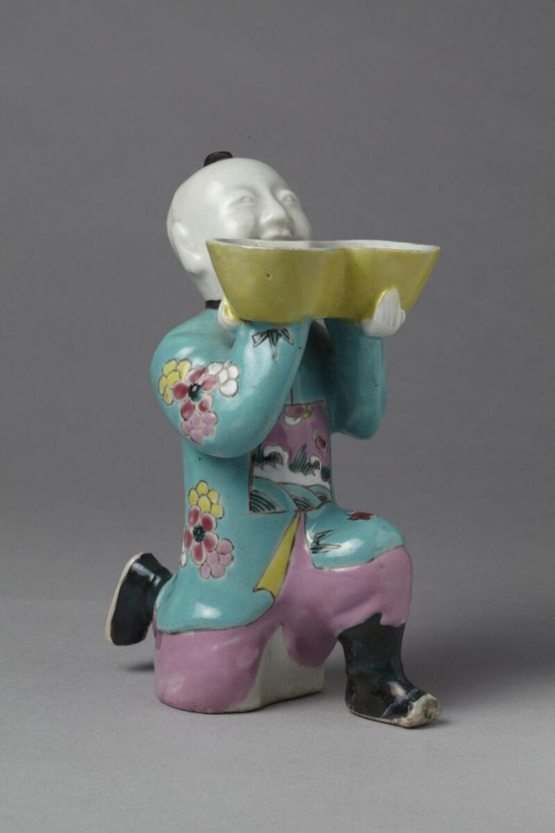 Figurine (Kneeling Boys with Basin), Victoria and Albert Museum. Blanc de Chine